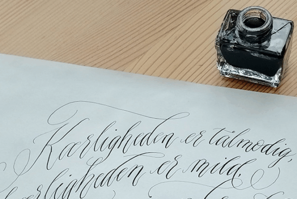 Kærligheden er tålmodig, cover image - modern calligraphy, quote from the Bible in Danish